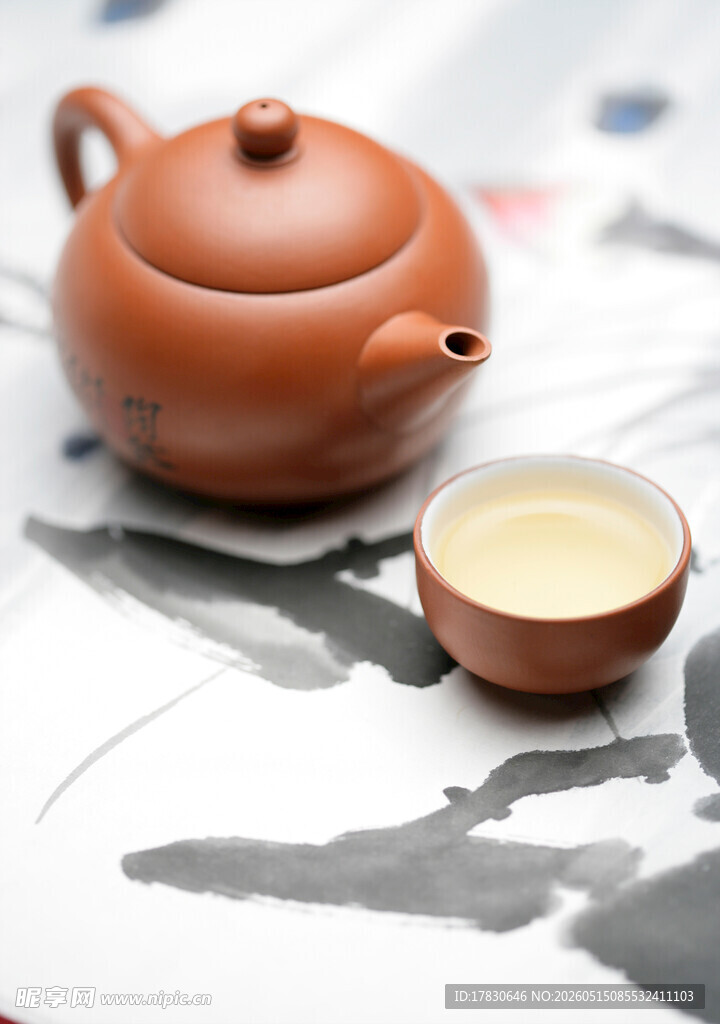古朴陶茶壶与一杯清茶