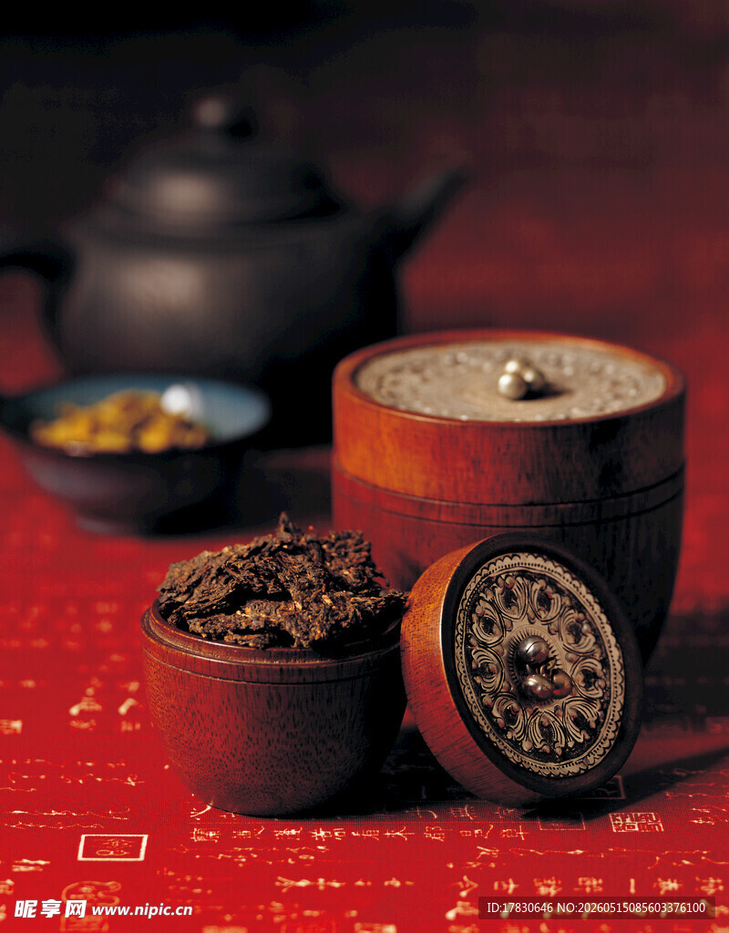 传统茶具与盛放的茶叶