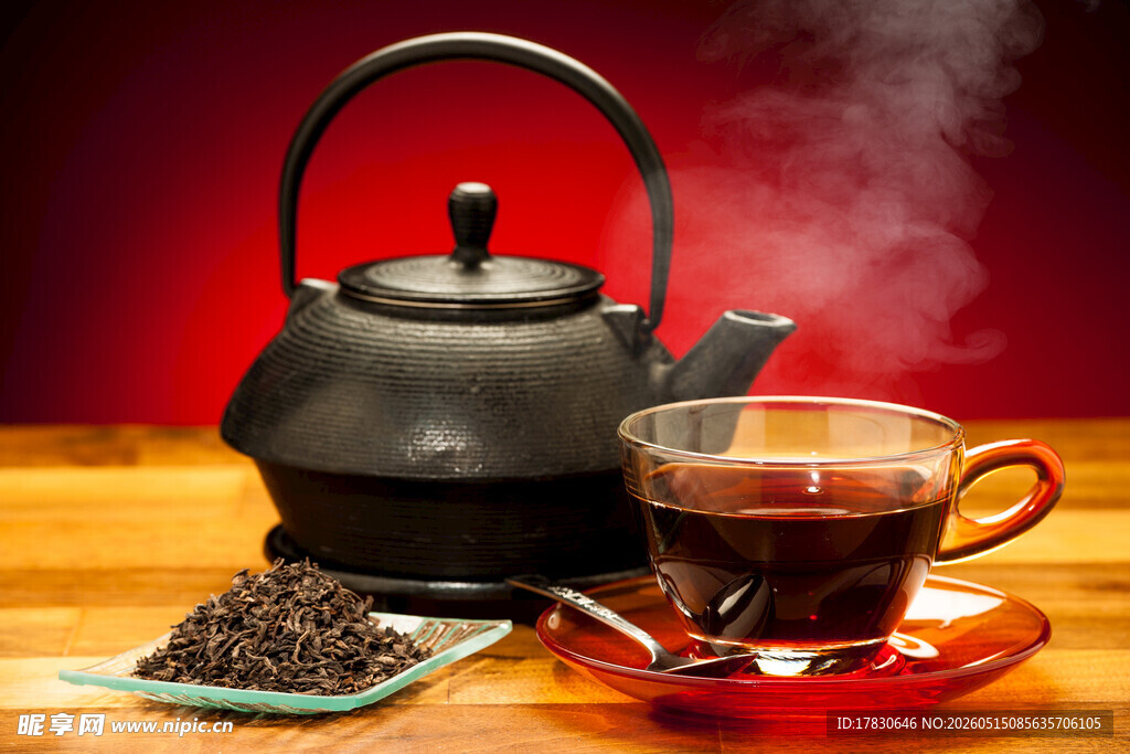 复古黑茶壶与热气腾腾的茶杯