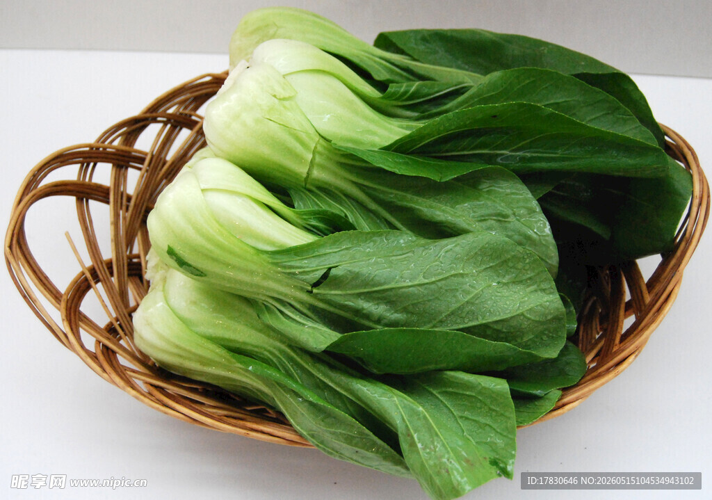 竹篮中的鲜嫩小白菜