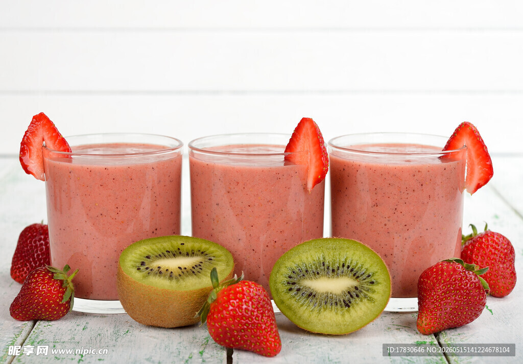 草莓猕猴桃奶昔与鲜果