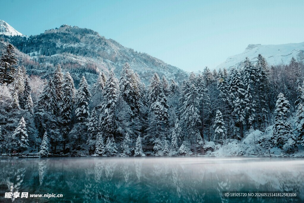 冬日静谧的雪山森林湖泊