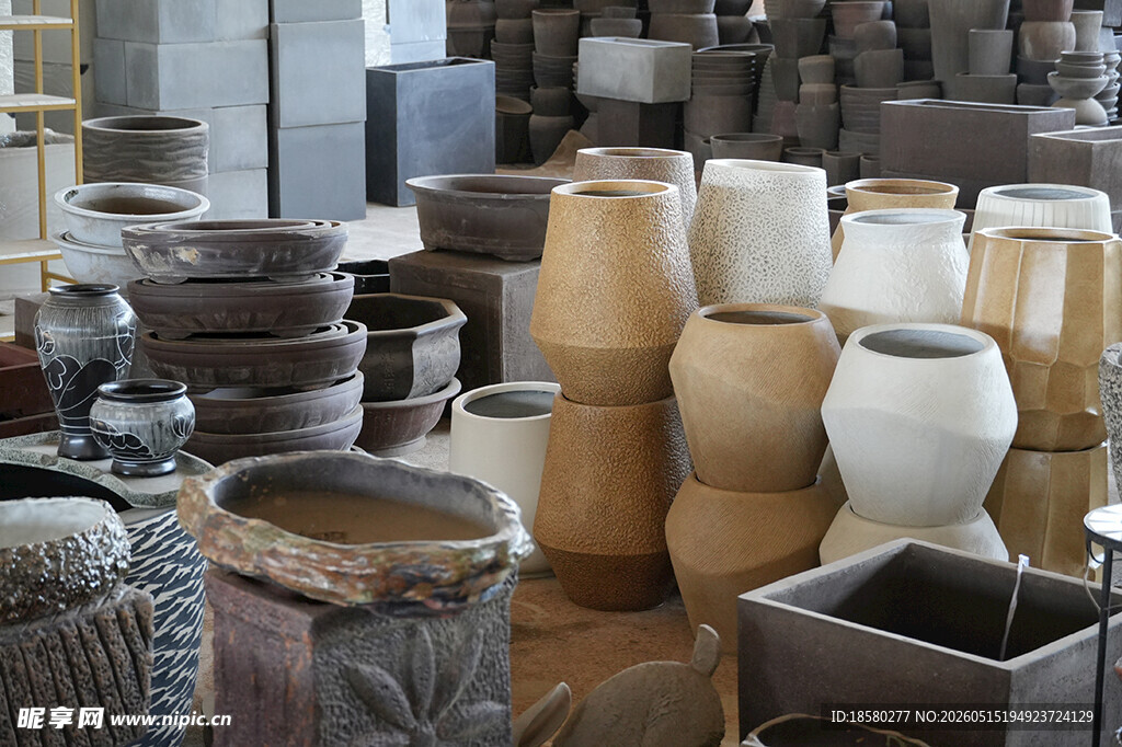 多样陶艺作品陈列展示