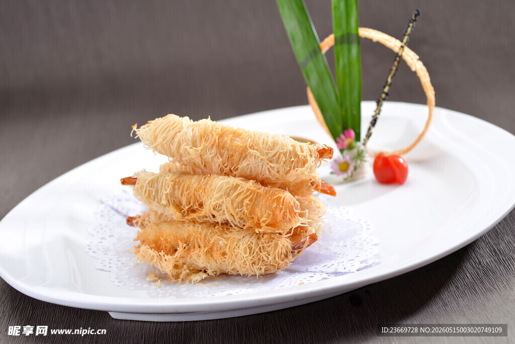 香酥炸物摆于精致白盘上