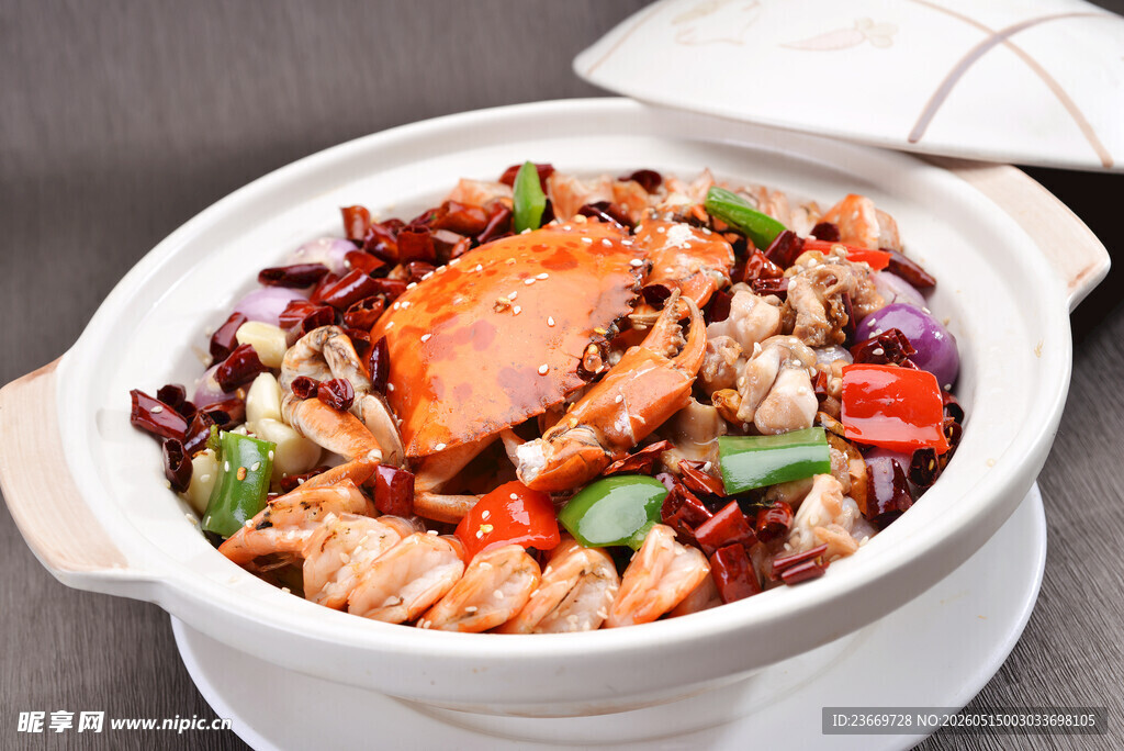 美味海鲜煲食材丰富诱人
