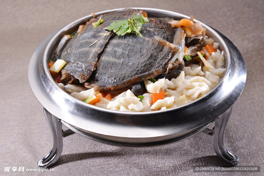 美味甲鱼煲食材丰富诱人