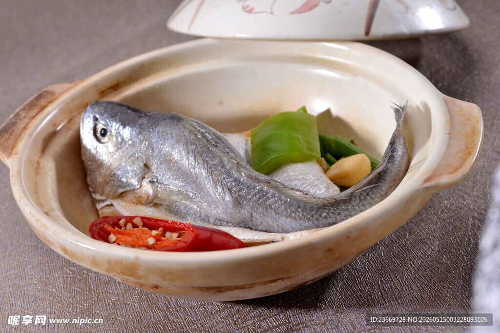 砂锅中的鲜鱼蔬菜料理