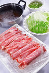新鲜牛肉片与火锅配菜