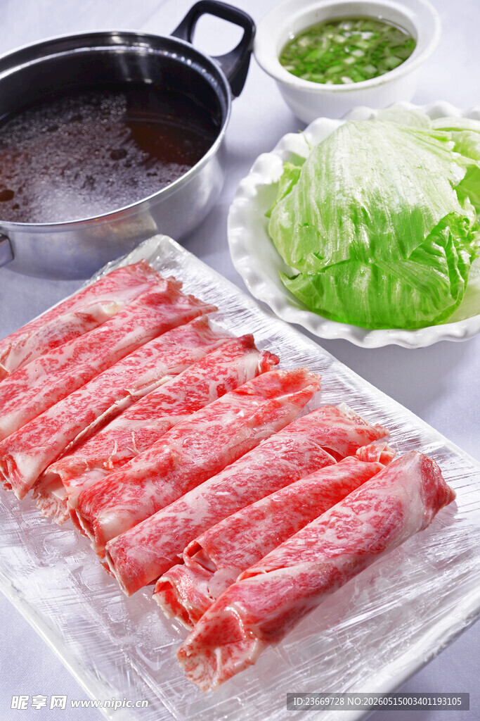 新鲜牛肉片与火锅配菜