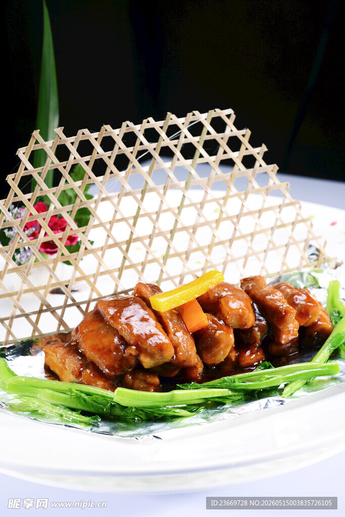 美味烤鸡翅摆于精致盘上