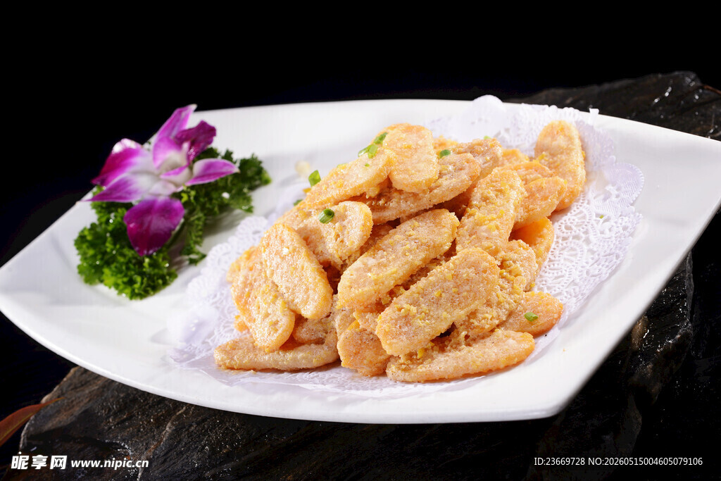香酥炸鸡柳摆于精致白盘