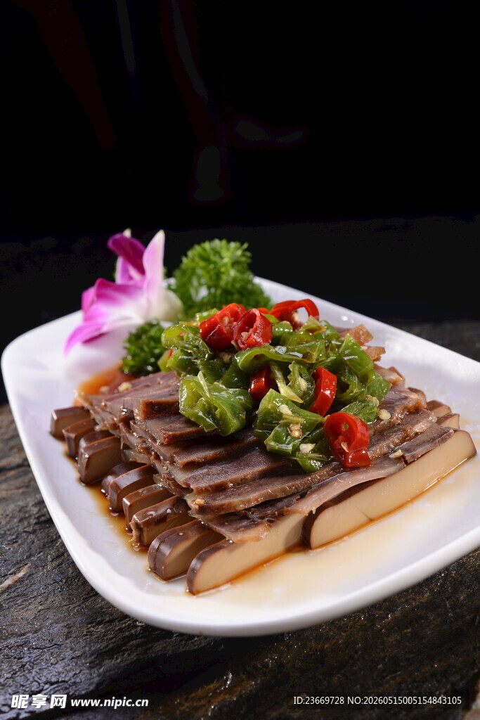 凉拌牛肉摆拍色泽诱人
