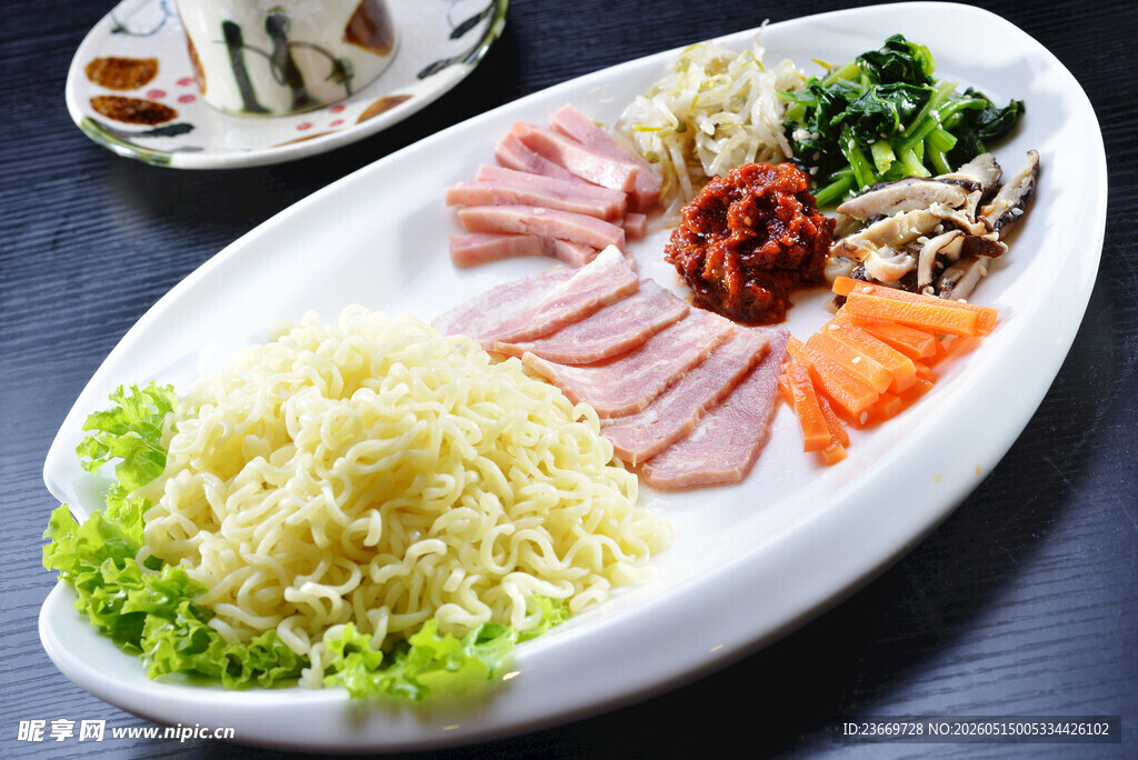 丰盛拼盘多样美味食材