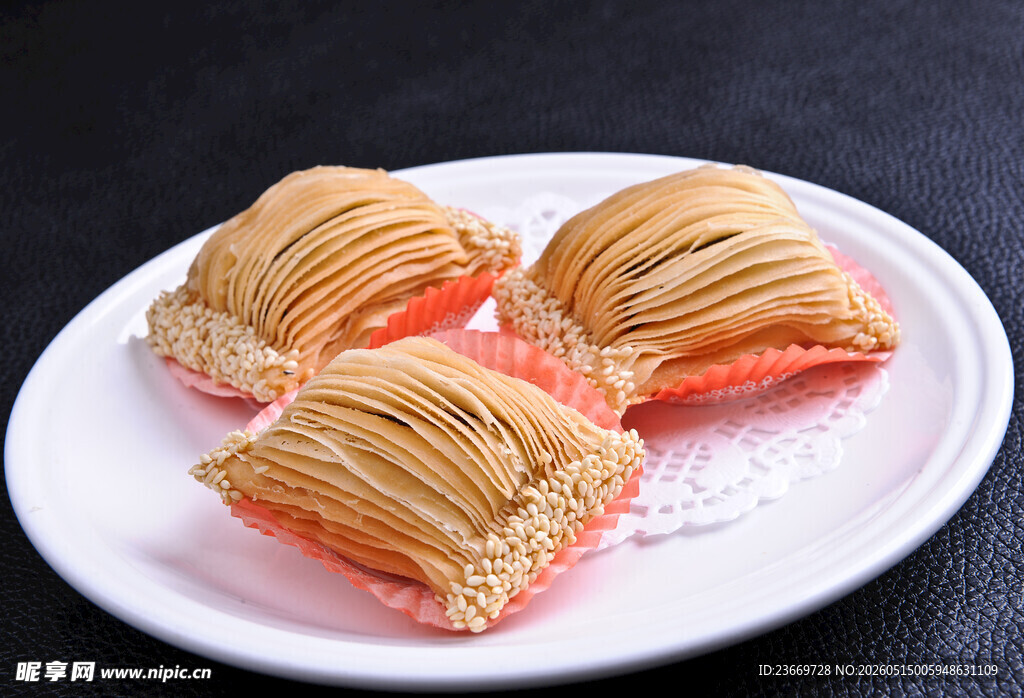 美味酥皮点心摆于白盘