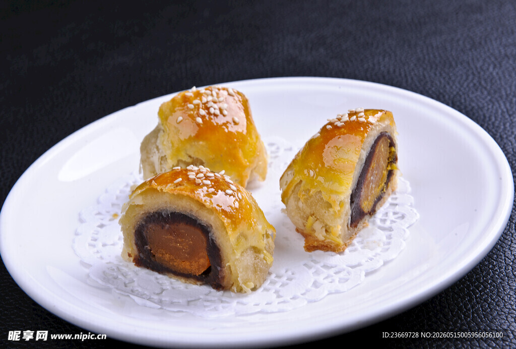 美味豆沙糕点摆于白盘