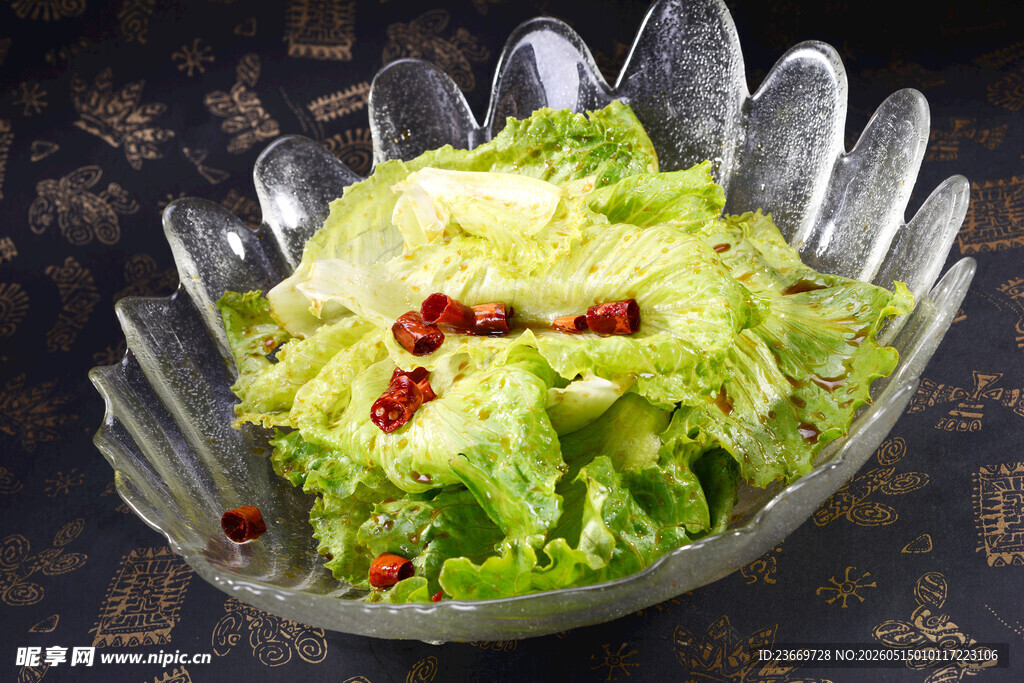 透明碗装鲜嫩生菜沙拉