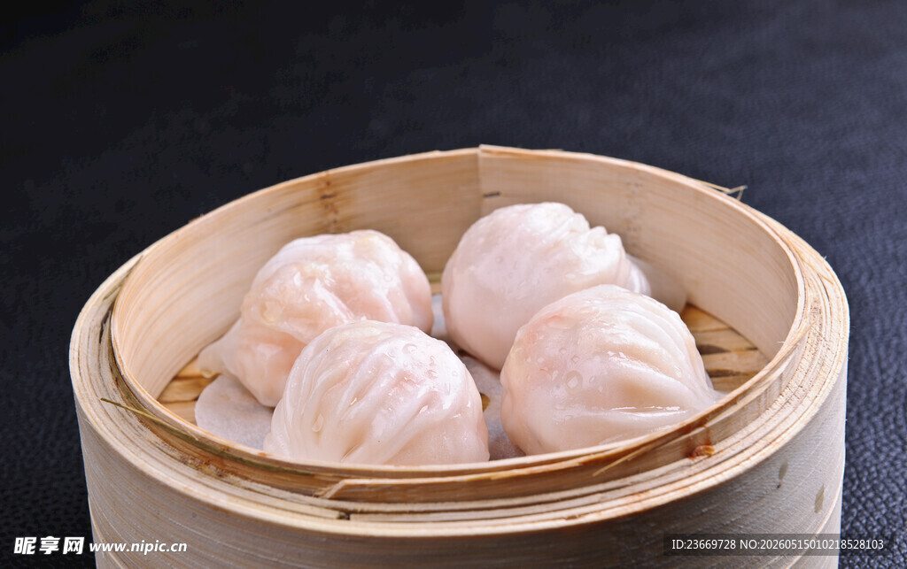 竹笼里的美味鲜虾水晶饺