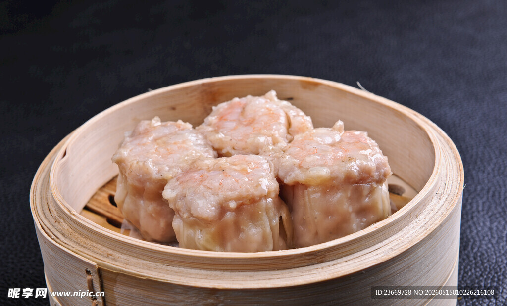 竹制蒸笼里的美味鲜虾烧麦