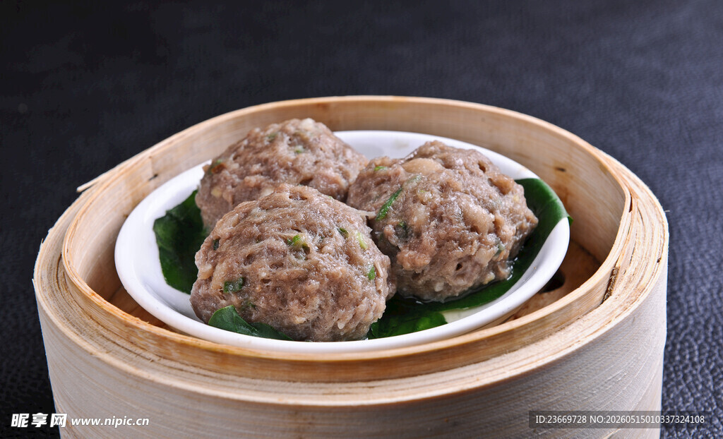 竹笼蒸制的美味鲜肉丸子