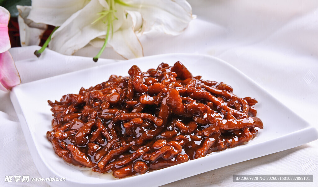 美味酱肉丝摆于白盘