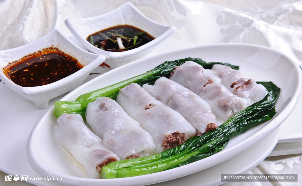 美味肠粉配青菜与蘸料