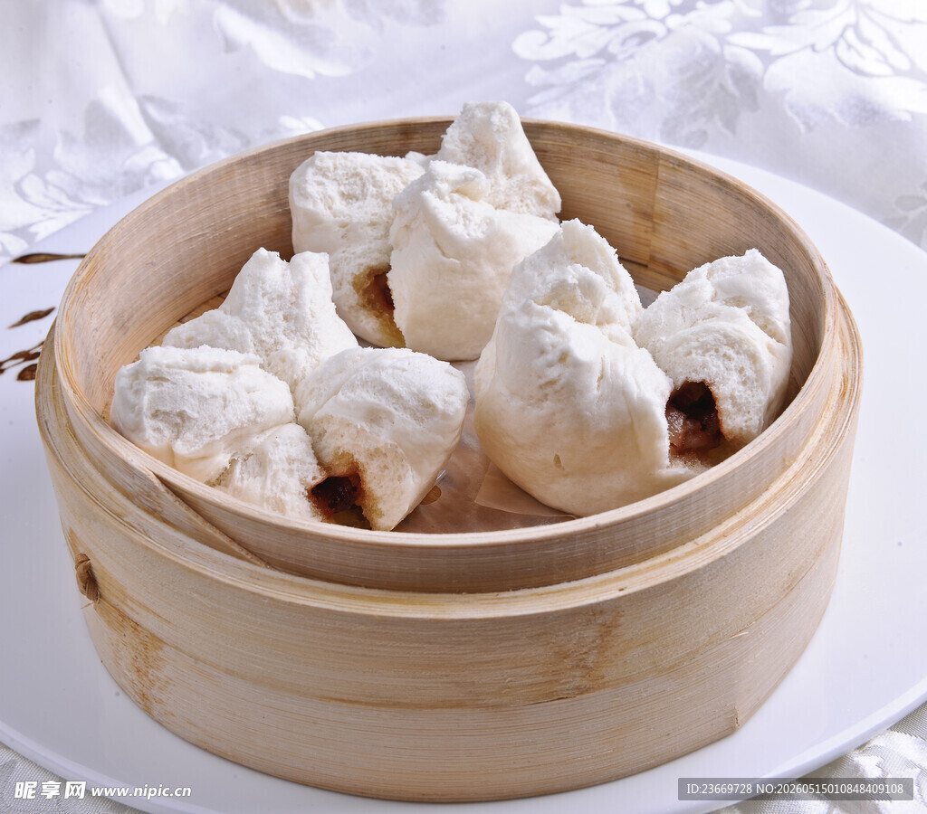 竹制蒸笼里的美味糯米团子