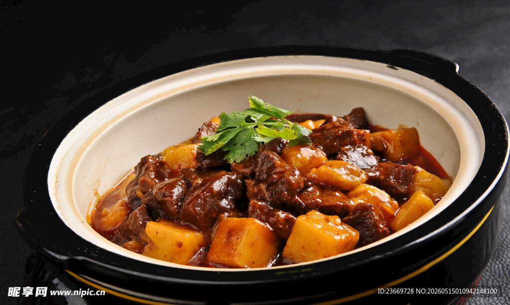 美味土豆烧牛肉砂锅
