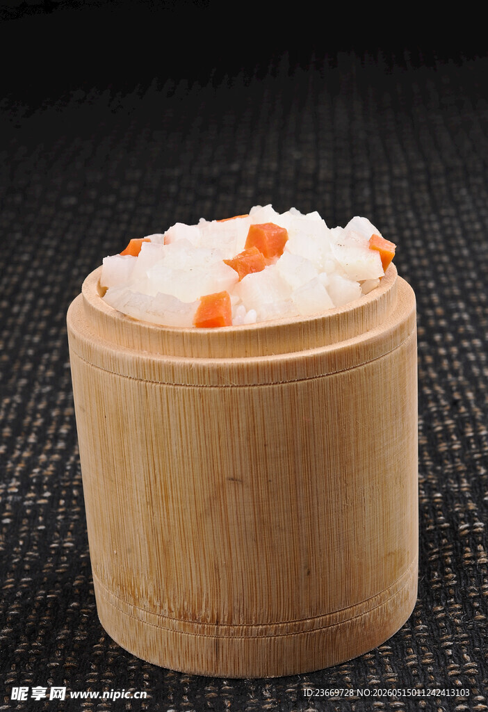 竹制蒸笼中的美味米饭