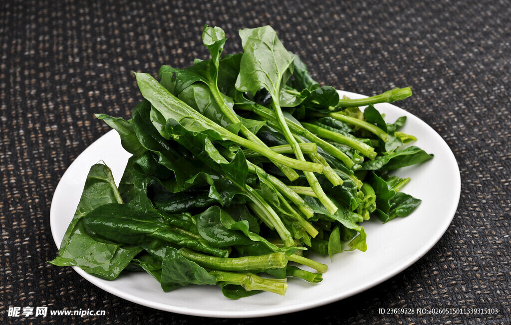 一盘鲜嫩菠菜