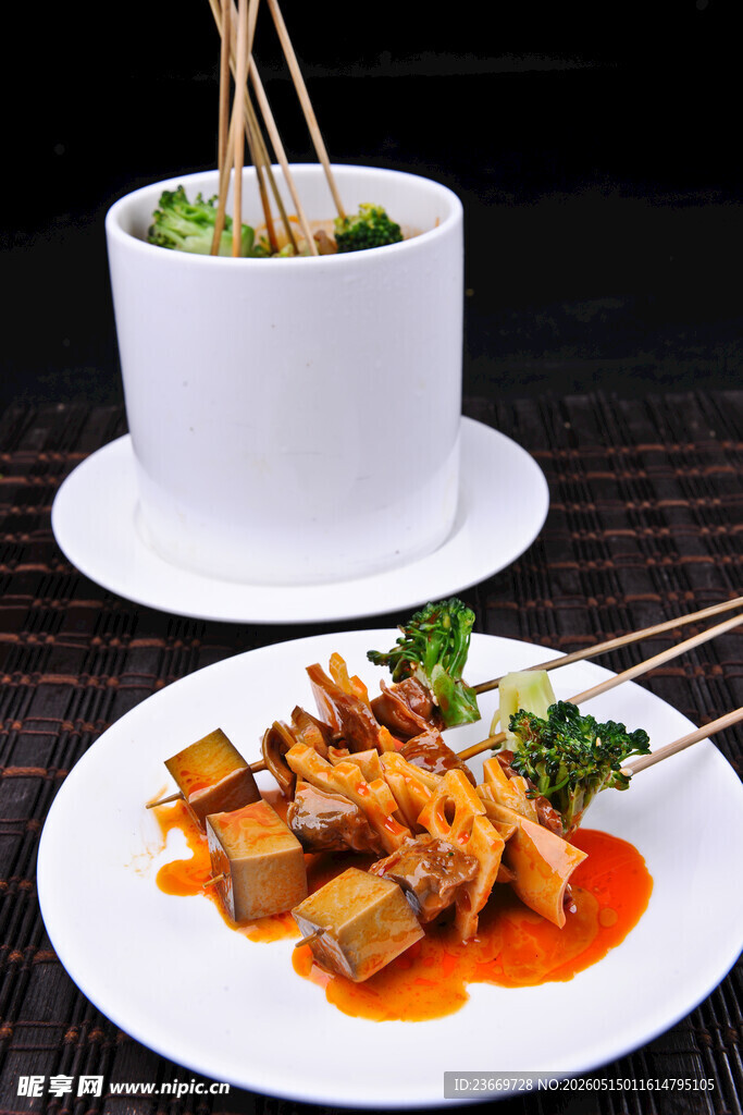美味串串搭配特色碗装菜