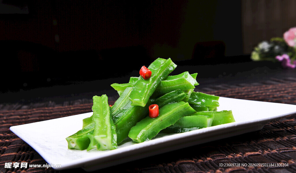 清炒四角豆摆于白盘