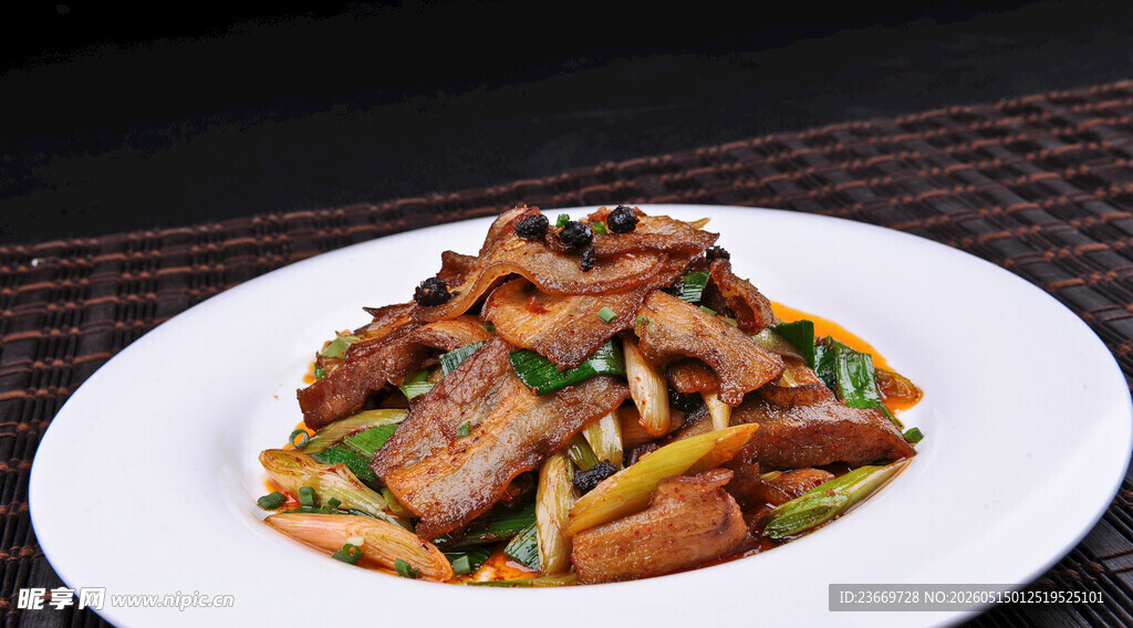 美味炒肉摆盘精致诱人