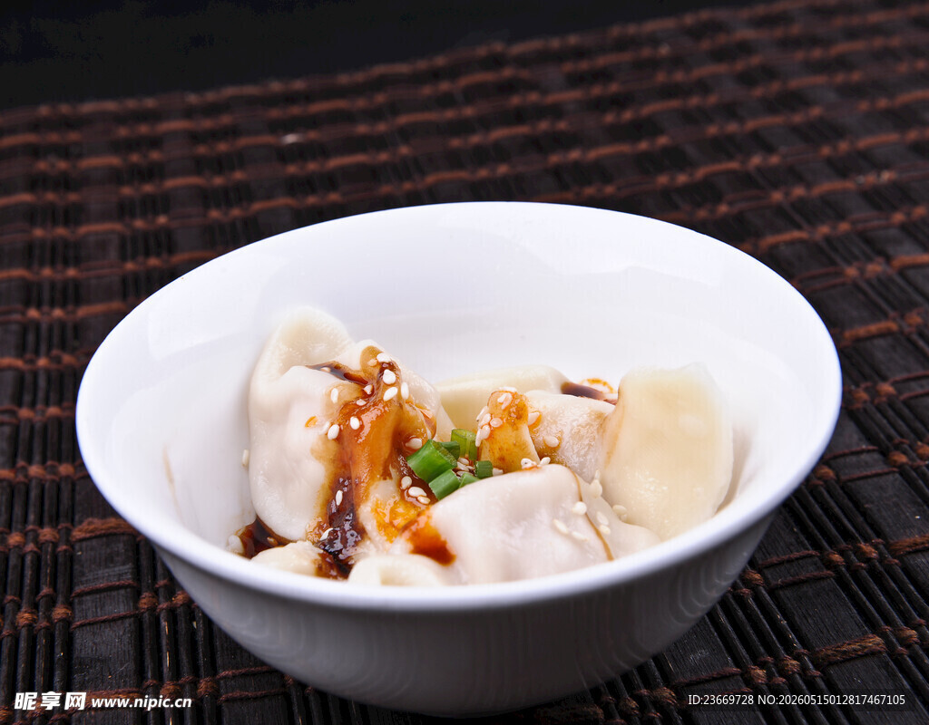 美味馄饨碗中盛
