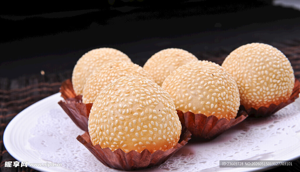 美味芝麻球摆放在盘中