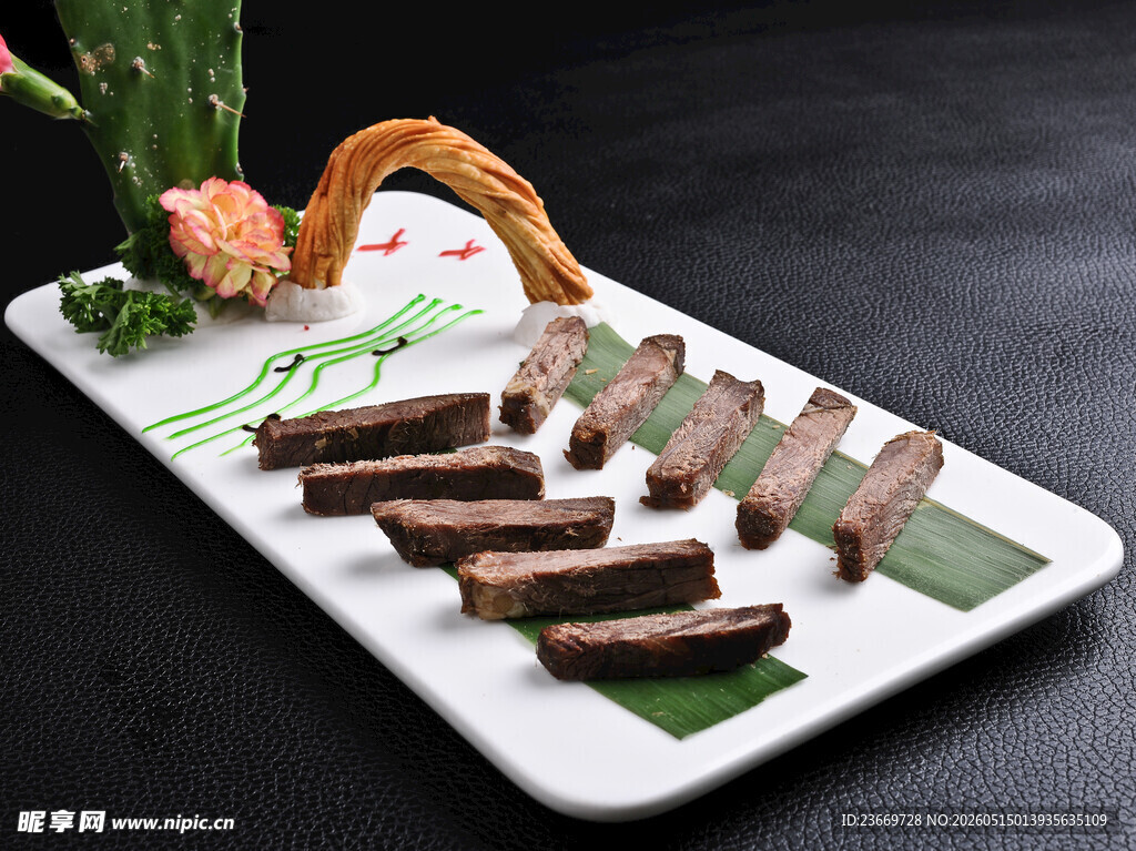精致摆盘的特色牛肉美食