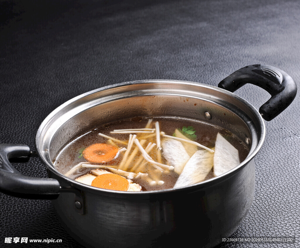 锅中美味食材炖煮中