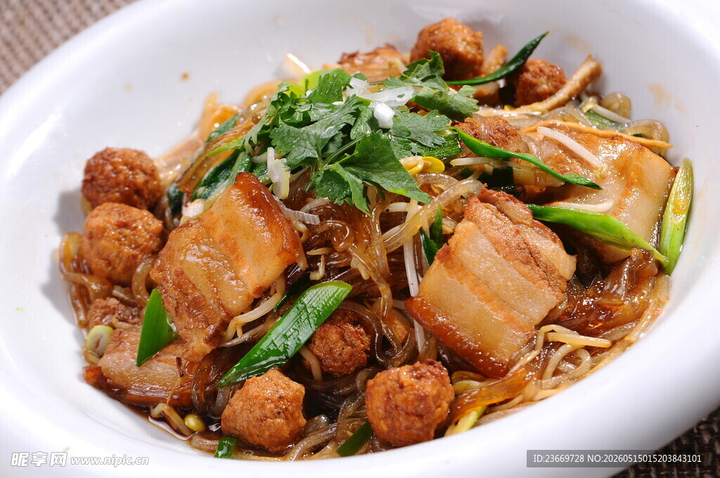 美味炒面配肉丸与蔬菜