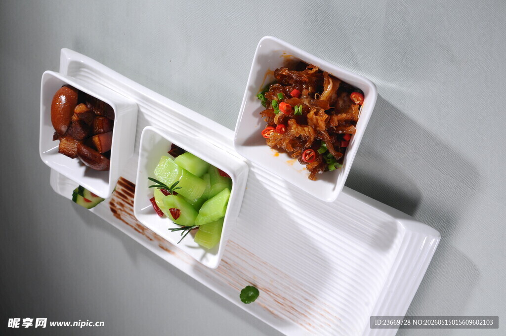 三层分格餐盒盛放多样食物