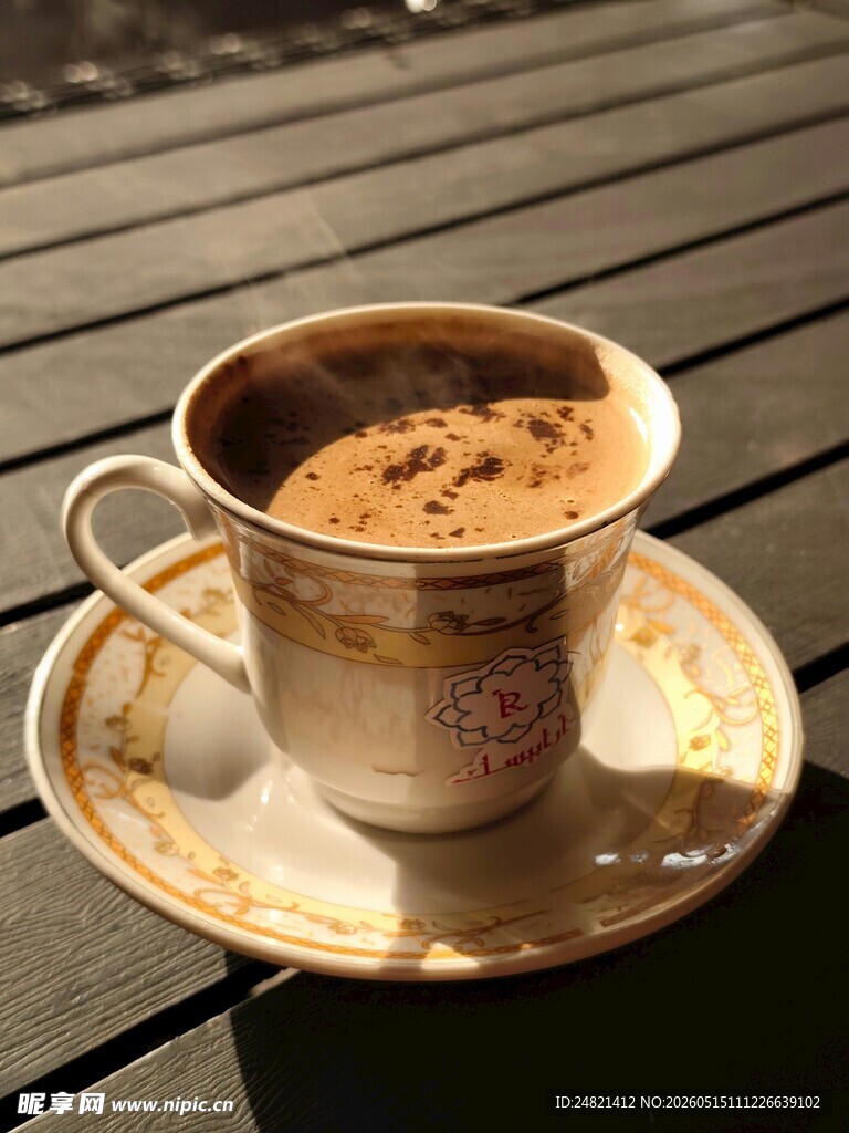 精致咖啡杯中的香醇咖啡