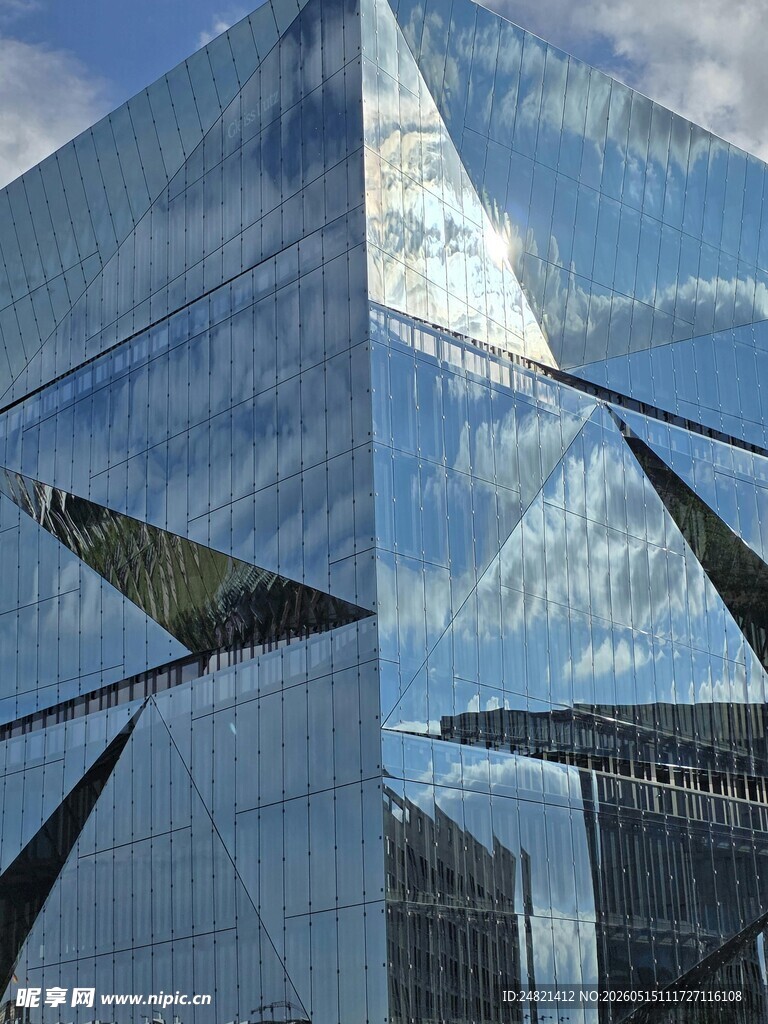 现代玻璃建筑的独特外观