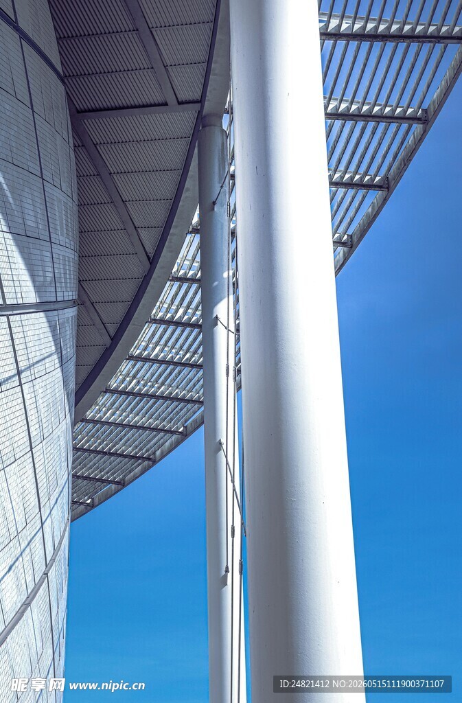 现代建筑金属立柱与蓝天