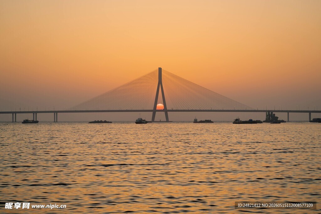 夕阳下的跨海大桥美景