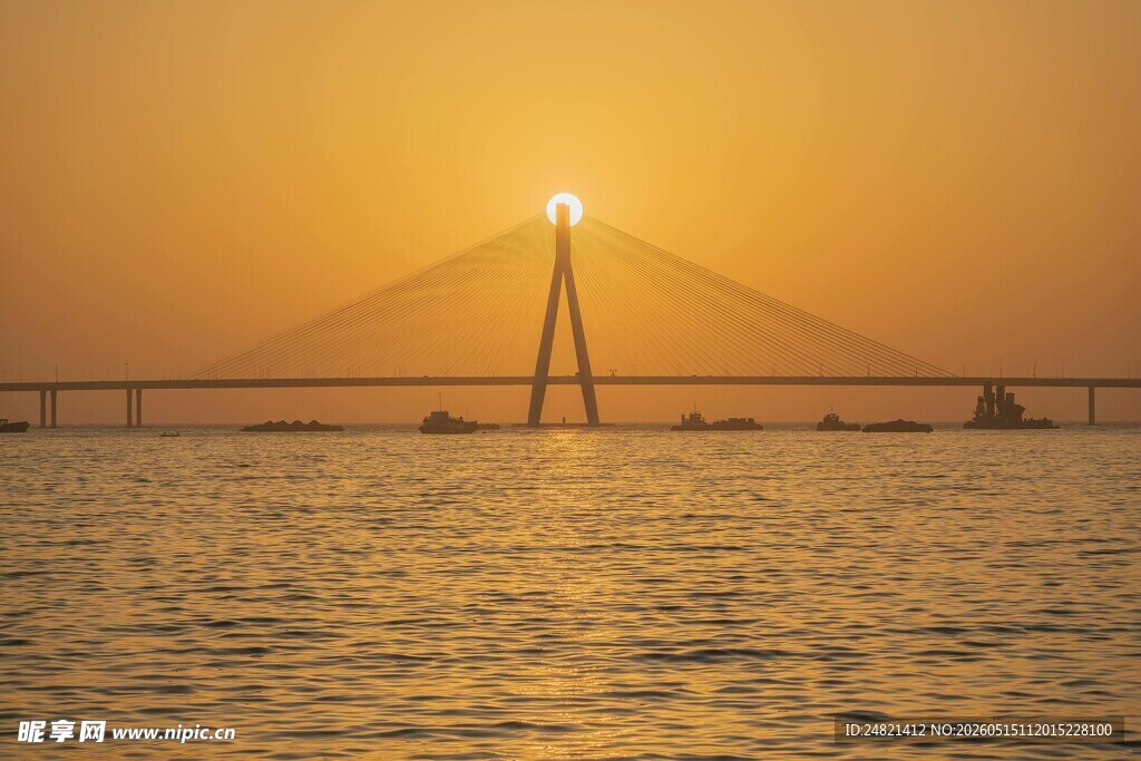 夕阳下的跨海大桥美景
