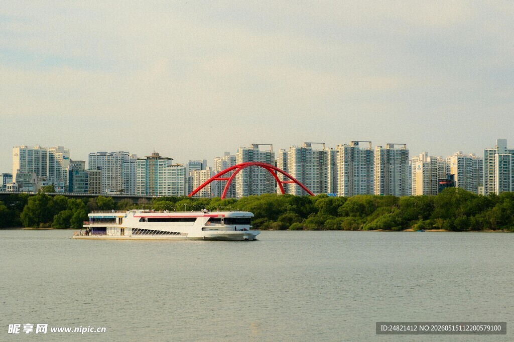 河畔游船与城市建筑景观