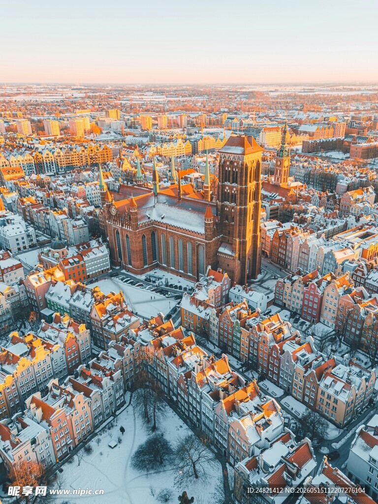 冬日城市雪景鸟瞰图