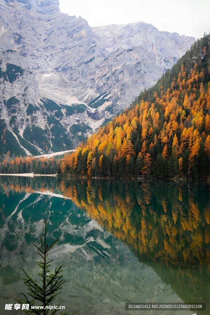 秋日山湖美景
