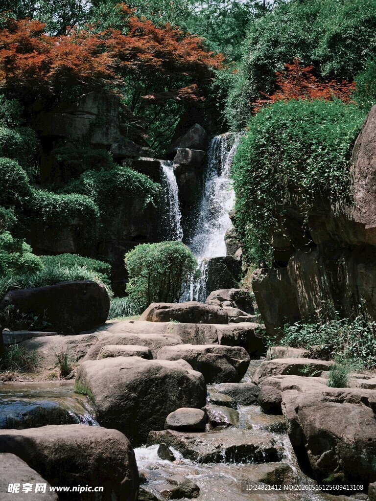 山间瀑布下的石景与绿植
