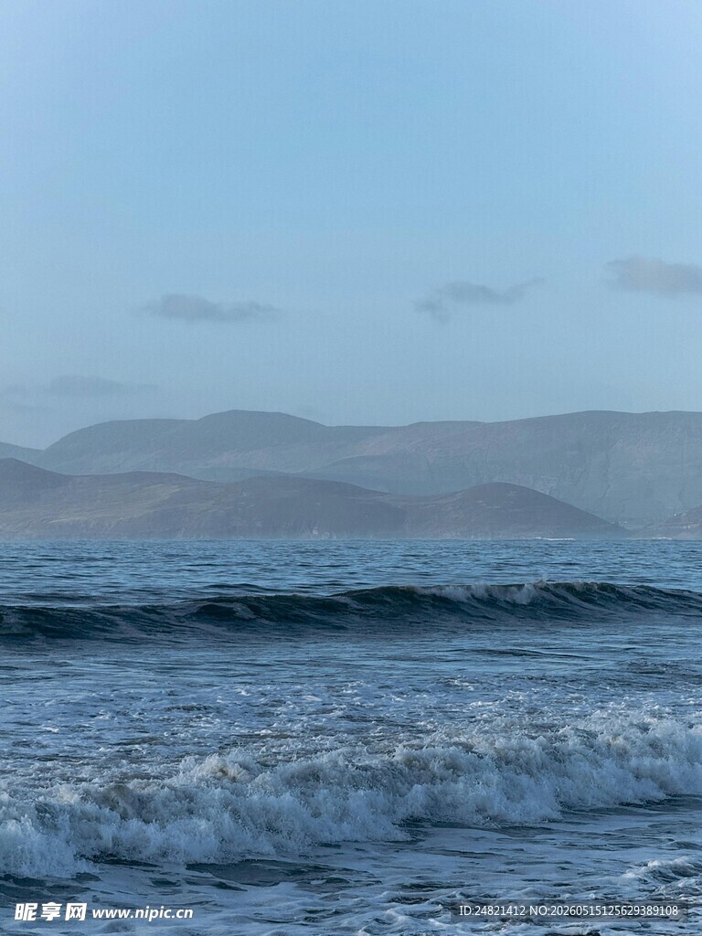 海边波浪与远山美景