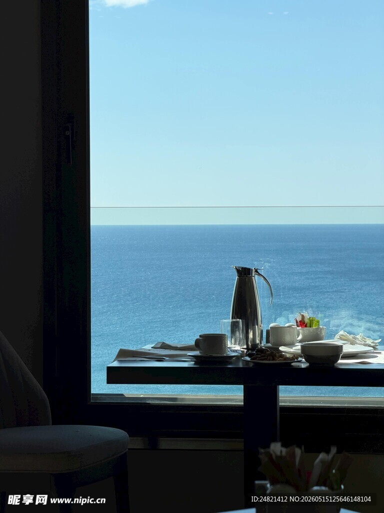 窗边海景早餐惬意时光