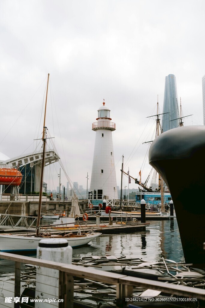 港口灯塔与停泊船只景观